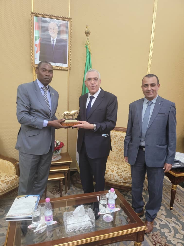 Échanges de présents entre SEM le Ministre de la Justice d'Algérie et le Président de l'Union Africaine des Huissiers de Justice